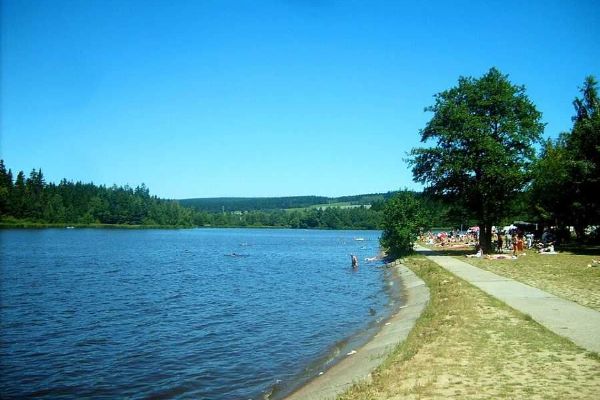Vysočina láká rekreanty: Velké Dářko praská ve švech, koupání na Pilské zakázáno
