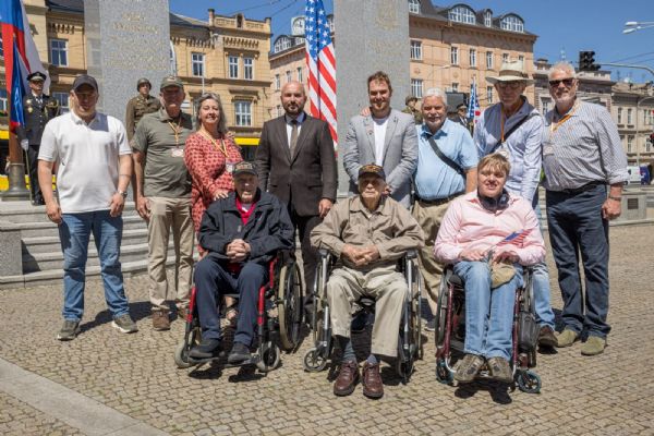 Američtí veteráni se v Plzni poklonili padlým. Jeden z nich přijel do města poprvé
