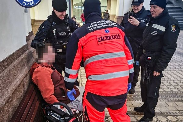 Bezvládný na nádraží v Plzni zachráněn městskou policií