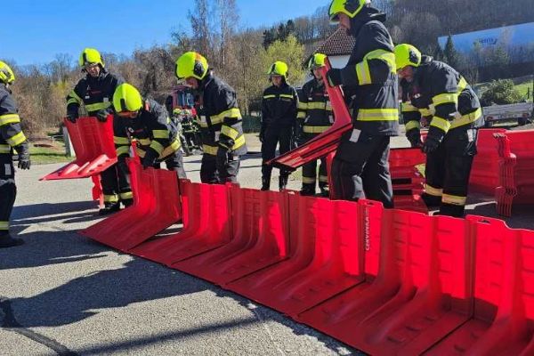 Český Krumlov testuje mobilní plastové zábrany proti povodním
