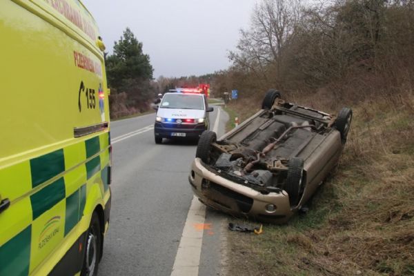 Chtěl vyzkoušet ruční brzdu za jízdy. Auto skončilo na střeše