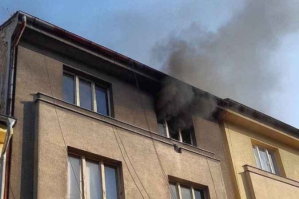 Dva požáry během půl hodiny. Hasiči v Plzni zasahovali v ubytovně i bytovém domě