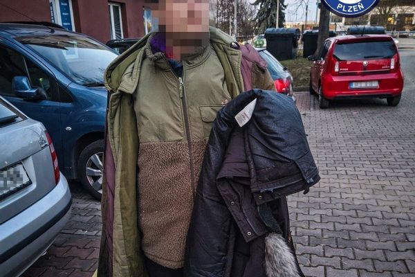 Hledaný muž se skrýval ve vnitrobloku na Koterovské, policisté ho zadrželi
