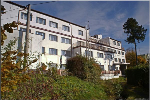 Obce skupují chátrající hotely, chtějí zabránit vzniku dalších ubytoven