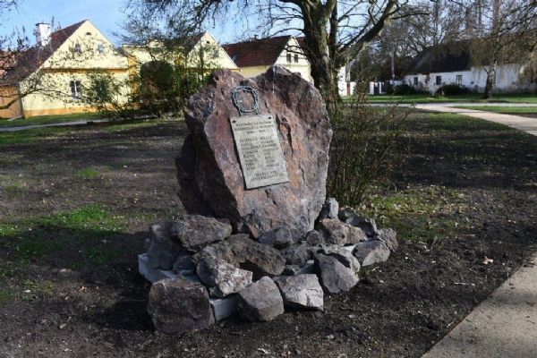 Křimické náměstíčko prošlo proměnou. Úpravy za 1,8 milionu mají zpříjemnit život místním