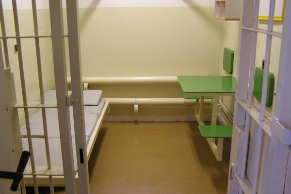 Krvavý útok v plzeňské věznici. Vězeň bodal spoluvězně do hlavy i břicha