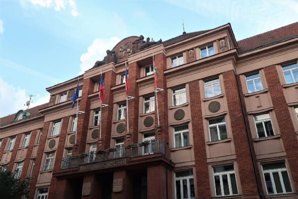 Miliony bez kontroly, předražené kanceláře a smlouvy mimo pravidla. Audit tvrdě zasáhl KCPK