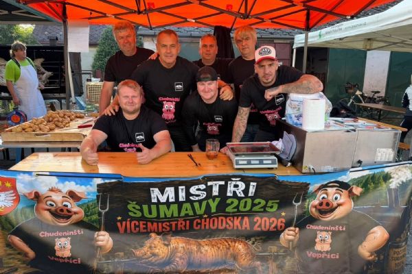 Mistrovství opékání prasat přilákalo do Hartmanic přes 2 500 lidí. Zvítězil tým z Chudenína