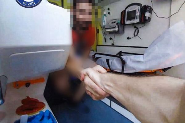 Muž v Plzni mluvil o sebevraždě. Díky pohotové příbuzné ho policisté našli včas