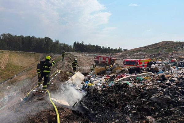 Na skládce u Dobřan hořelo o víkendu potřetí během krátké doby