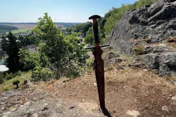 Nad Zbirohem se objevil český Excalibur. Meč ve skále láká turisty i rodiny