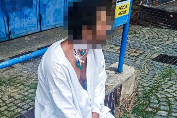 Odskočil si z nemocnice, z krku mu přitom čouhaly hadičky
