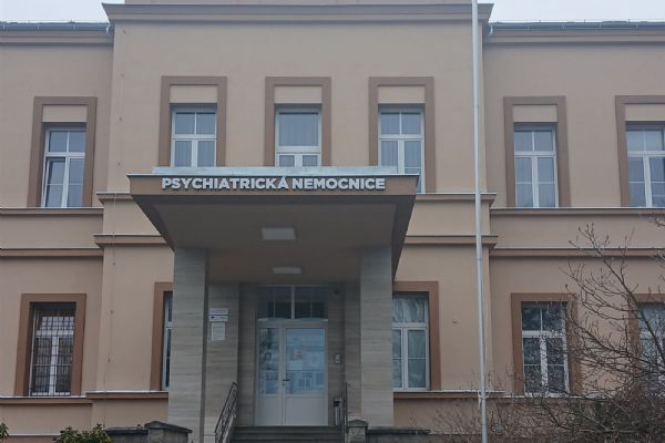Odsouzený vrah dostal další trest za útok v Dobřanech. V léčebně napadl pacienta kvůli penězům za drogy