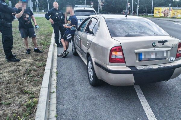 Opatrná jízda vzbudila pozornost strážníků, mladý řidič vyrazil bez řidičáku