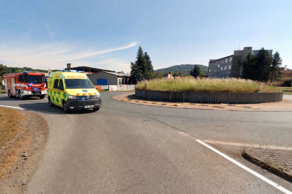Osmdesátiletý řidič zemřel na kruhovém objezdu u Štěnovic, kriminalisté prověřují příčiny
