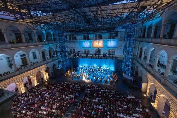 Pardubicko v rytmu letních kulturních festivalů: Smetanova Litomyšl, ZZ Top i Hrady CZ