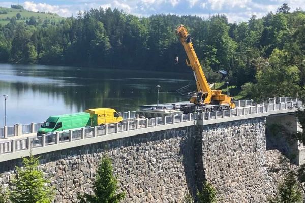 Pastviny: Poslední kamenná přehrada zmodernizována s novým 25tunovým rychlouzávěrem