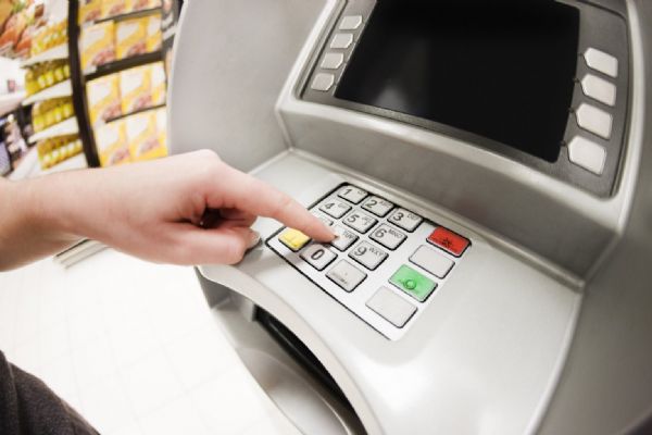 Žena ve Stříbře našla obálku z 96 tisíci