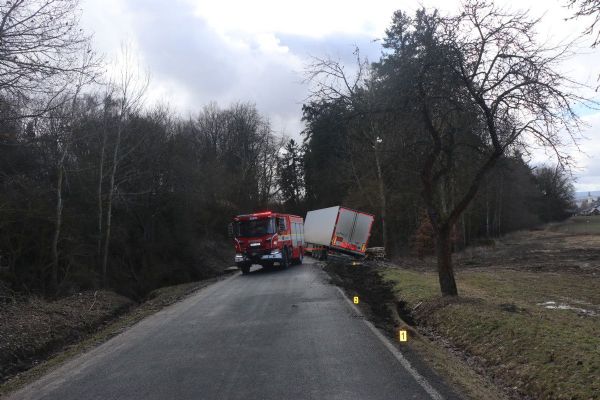 Policie hledá svědky nehody kamionu na Tachovsku