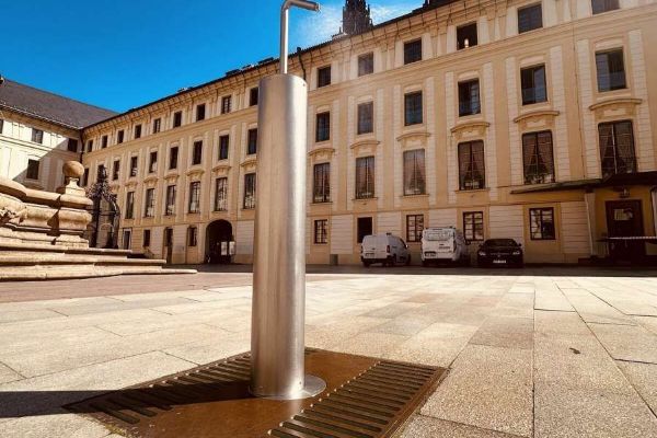 Prahu v horkých dnech ochlazuje 47 mlžítek, nová přibyla i na Pražském hradě
