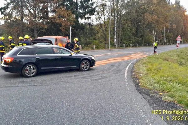 Ranní střet dodávky s Audi u Tachova zablokoval silnici, záchranáři odvezli tři zraněné