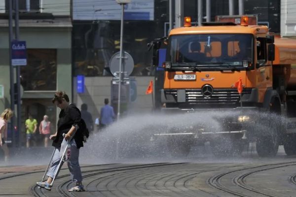 Rozpálený asfalt v Plzni chladí kropicí vůz. Do ulic vyráží opakovaně
