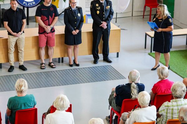Senioři v Plzni se učí bránit podvodům. Strážníci jim ukazují i nástrahy umělé inteligence