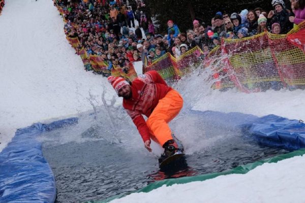 Špičák láká na jarní lyžování i recesistickou Jízdu přes louži