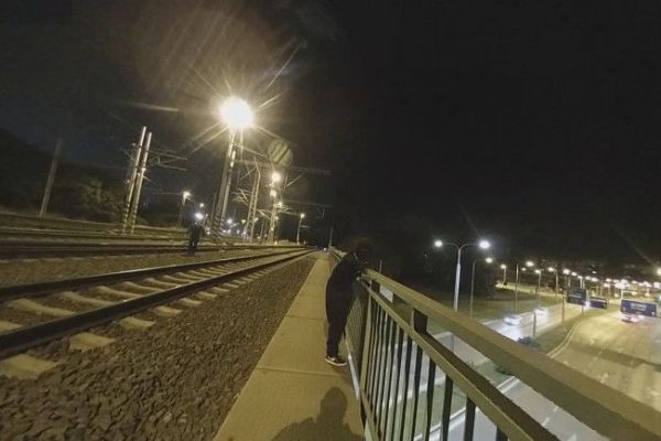 Strážníci v Plzni zachránili ženu na mostě před skokem