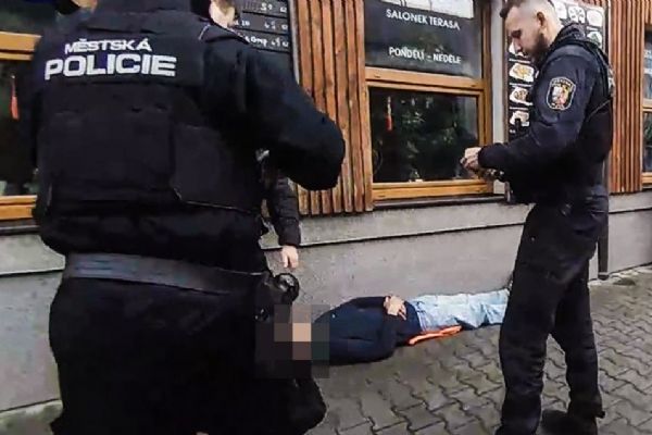 Strážník zachránil muže, který zkolaboval na chodníku