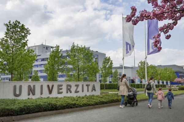Studující rodiče dostanou skoro 7500 korun měsíčně. O novou dávku mohou žádat od září