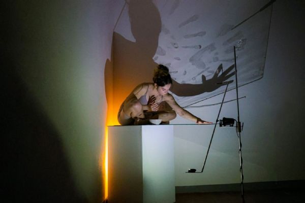 Sutnarka míří na Malou scénu DJKT. Výstava Blízké a vzdálené nabídne malbu, fotografii i video