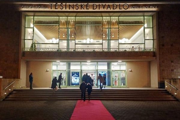 Těšínské divadlo po rekonstrukci uvádí 13 premiér. Společně chystá česko-polské Jméno růže