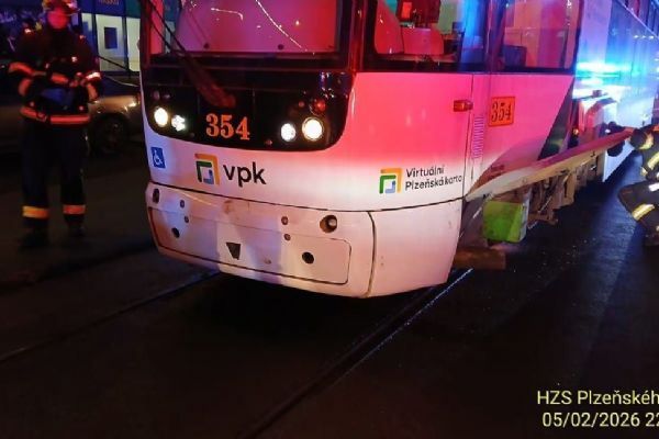 Tramvaj v Plzni srazila seniorku, je v kritickém stavu