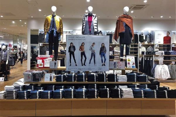 Uniqlo míří do Prahy: Japonský módní gigant hledá místo pro svou první prodejnu