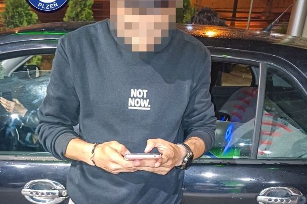 Usnul za volantem na místě pro invalidy. Strážníkům tvrdil, že neřídil