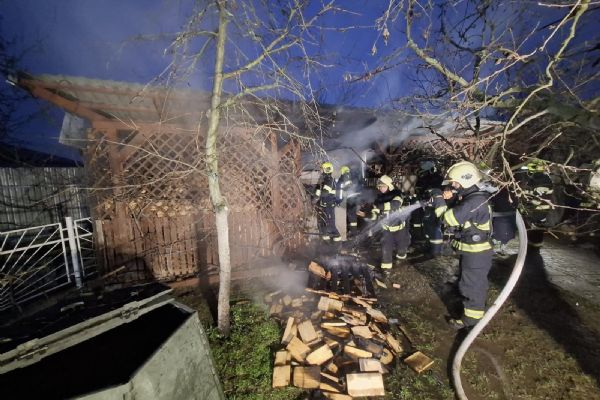 Hasiči varují - pozor na dřevo vedle udírny