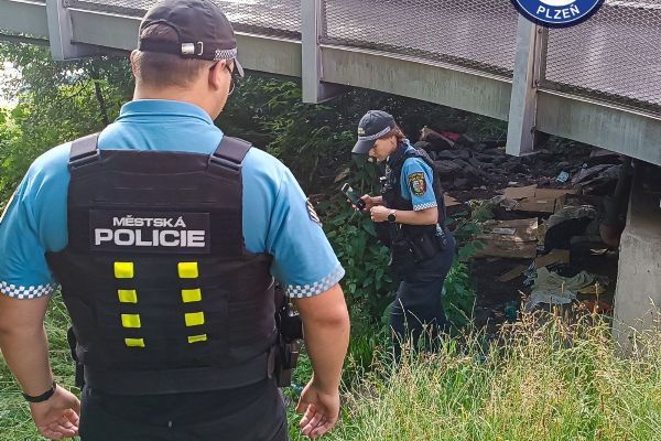 V centru Plzně proběhla akce Pořádek. Strážníci našli našli stříkačky i nepořádek