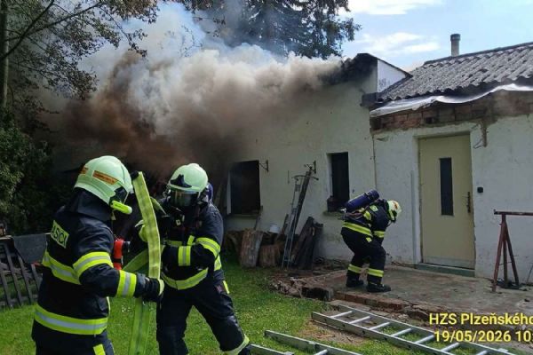 V Chotěšově hořela kůlna s pergolou. Zraněnou ženu odvezli záchranáři