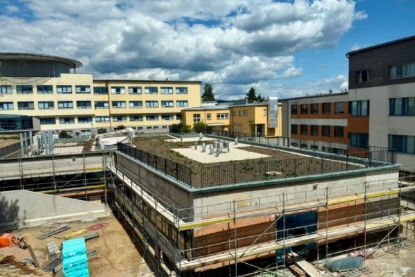 V Novém Městě na Moravě roste moderní dialyzační pavilon. Pacienti budou mít výhled do proskleného atria