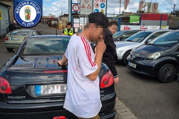 Výmluva na cestu do nemocnice nezabrala. Řidič jel rychle a bez oprávnění