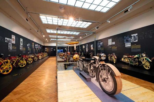 Výstava Čechie-Böhmerland v Praze připomíná 100 let legendárních motocyklů
