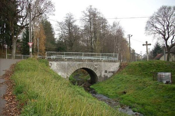 Začala oprava historického mostu v Nížkově, dopravu zachraňuje provizorní lávka