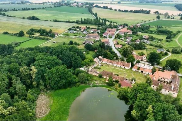 Zámek v Bzí čeká rozsáhlá obnova. Areál má fungovat jako resort pro akce i ubytování