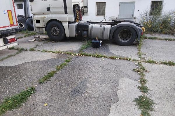 Zloděj poškodil nádrž nákladního vozu. Odjel s deseti litry, dalších 200 litrů nafty vyteklo na zem