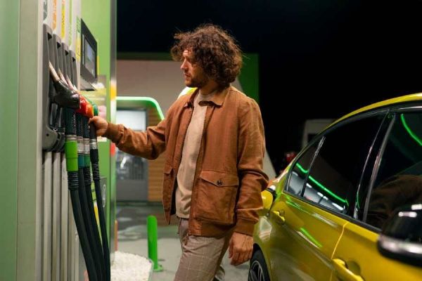 Benzín pod 41 Kč: ceny paliv klesají už druhý týden