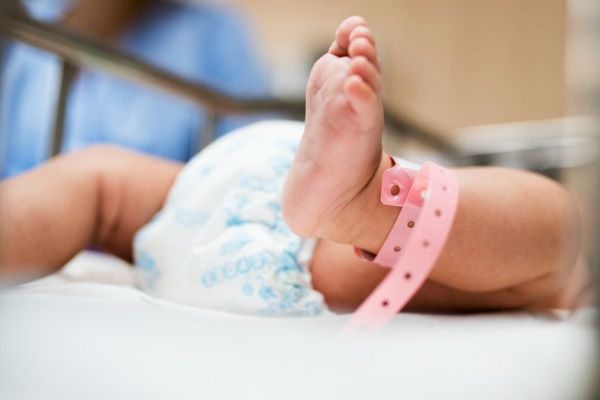 Česko mělo na konci června o 12 200 obyvatel méně. Porodnost dál klesá, migrace ztrátu jen tlumí