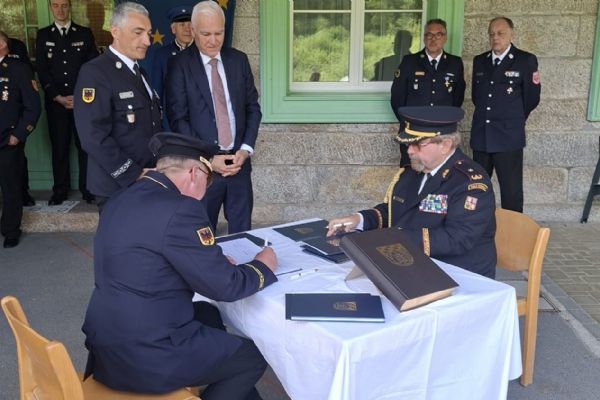 Čeští a bavorští hasiči si budou v pohraničí pomáhat rychleji. Nová dohoda má zkrátit zásah