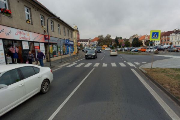 Chodkyně zemřela po střetu s nákladním autem na přechodu v Přešticích
