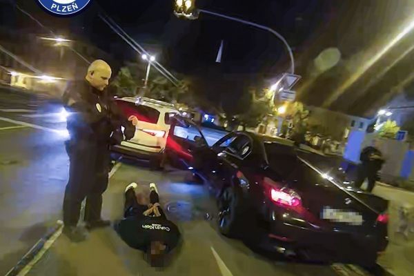 Chtěl si vyzkoušet honičku se strážníky. Řidič bez papírů uháněl Plzní 110 km/h